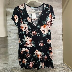 P. S. Kate NWT Floral Short Sleeve Stretch Top Size Medium “Instant Love Top”